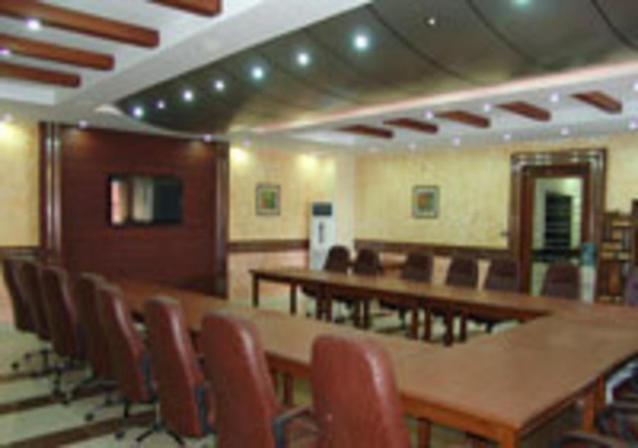 Rajone Hotel Faisalabad Bagian luar foto