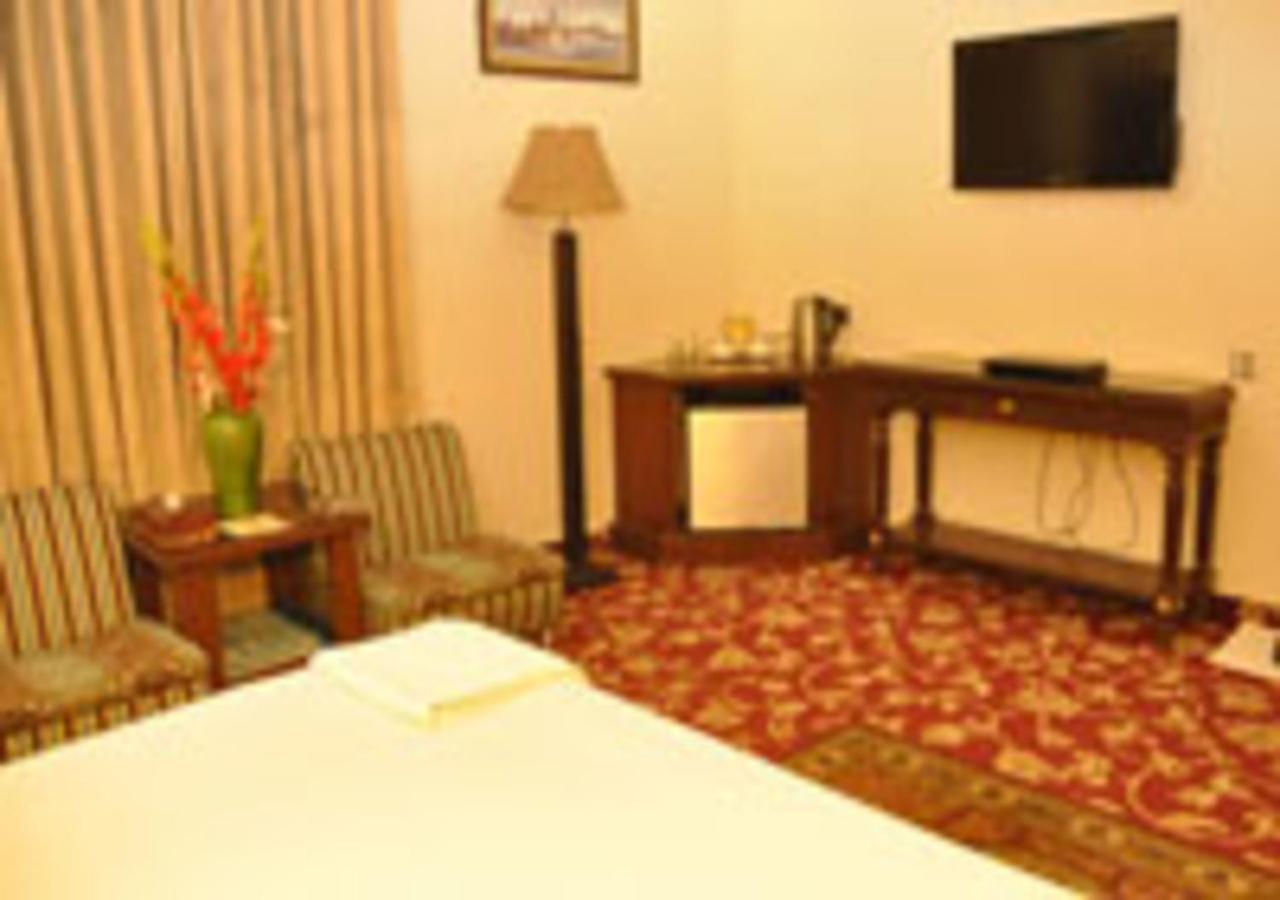 Rajone Hotel Faisalabad Bagian luar foto