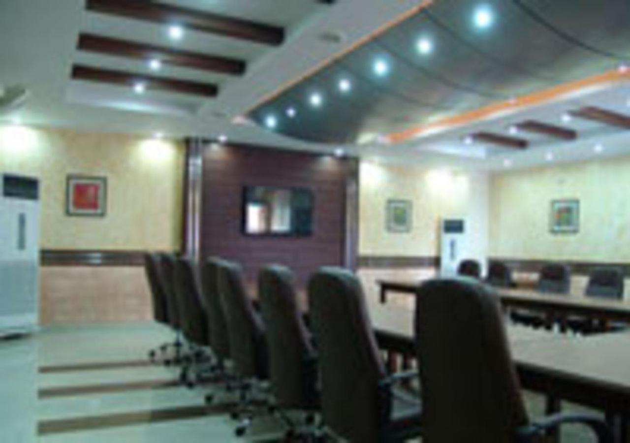 Rajone Hotel Faisalabad Bagian luar foto