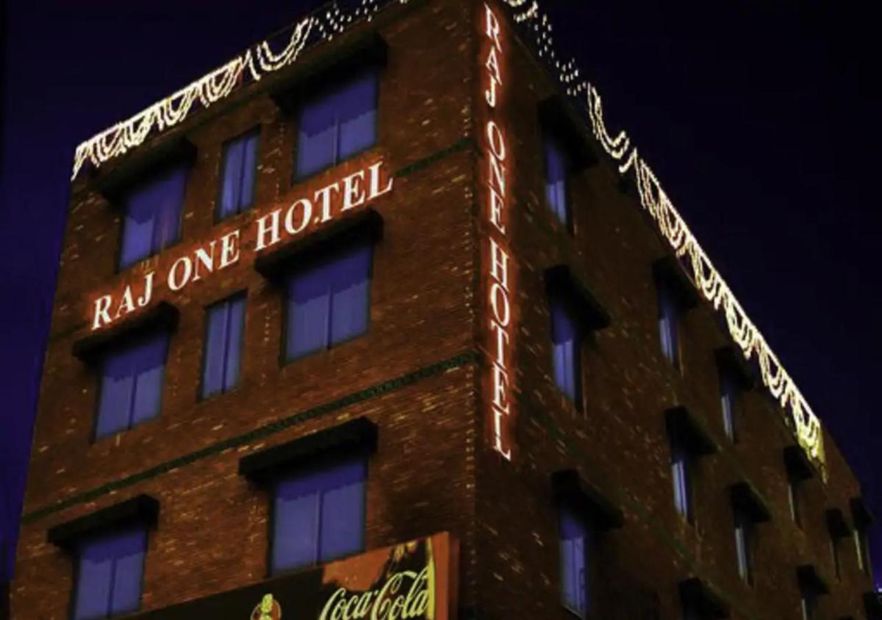 Rajone Hotel Faisalabad Bagian luar foto