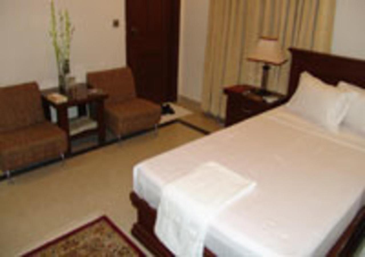 Rajone Hotel Faisalabad Bagian luar foto