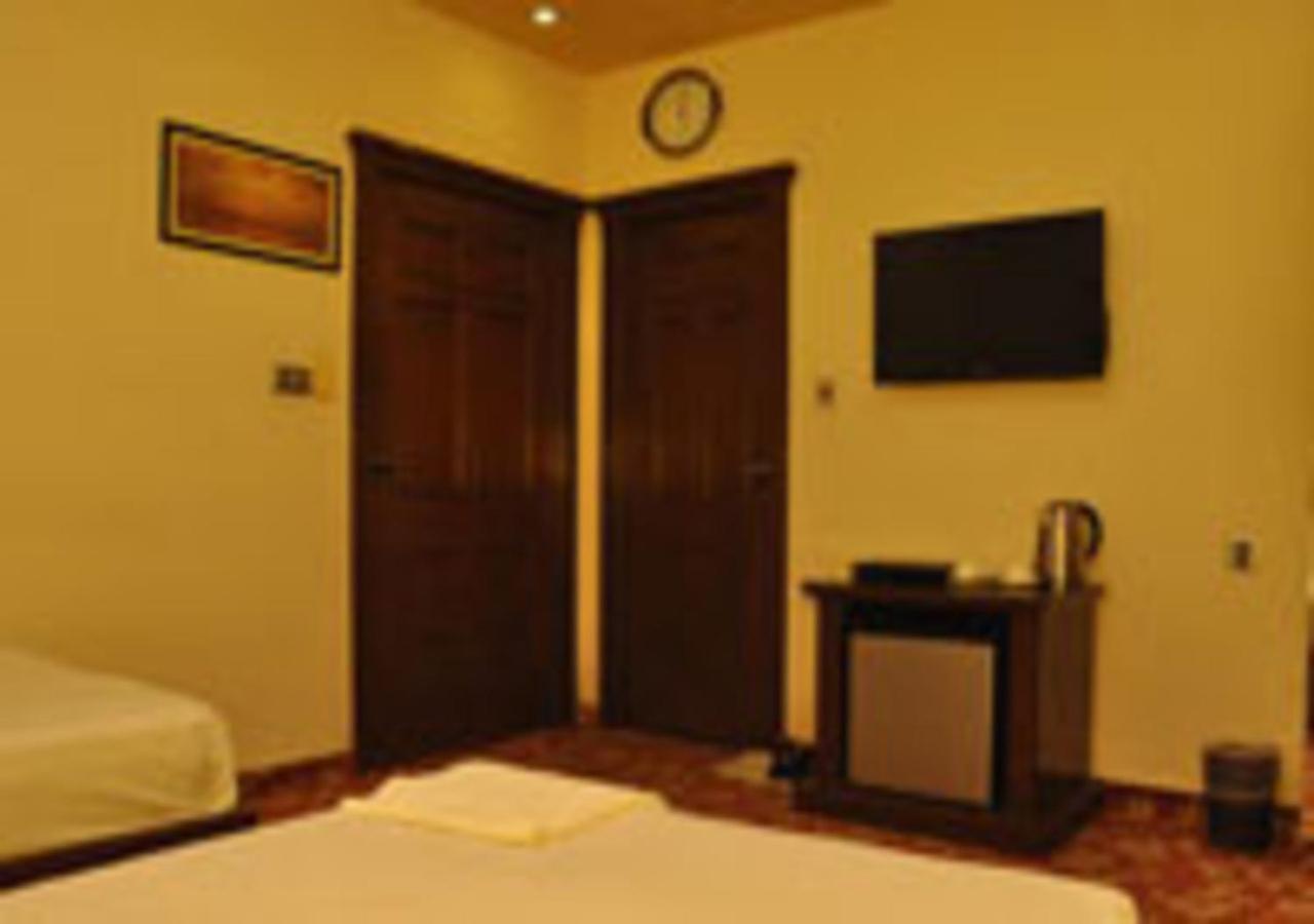 Rajone Hotel Faisalabad Bagian luar foto