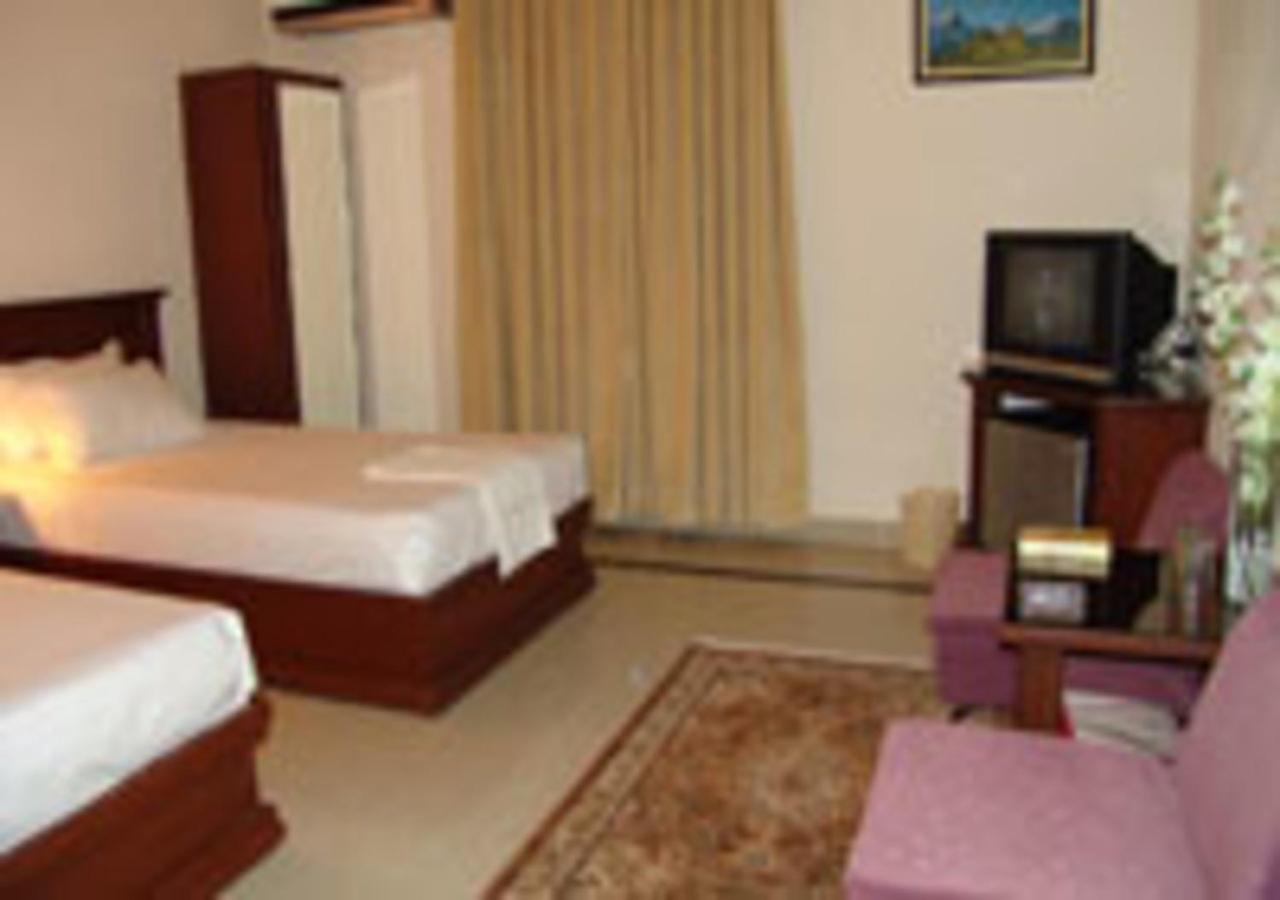 Rajone Hotel Faisalabad Bagian luar foto